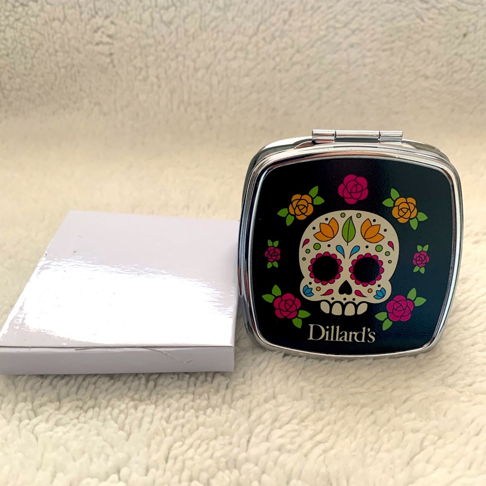 Skull mirrored compact.